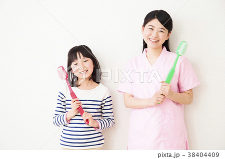 歯医者 虫歯 女性 子供 小学生 歯医者 虫歯 女性 子供 小学生 38404409