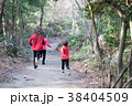 元気に走っていく子供たち 38404509