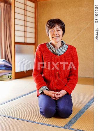 和室に座る女性　中高年 38404584