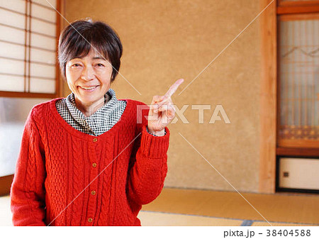 片手 人差し指を指してる女性 中高年 片手 人差し指を指してる女性 中高年 38404588