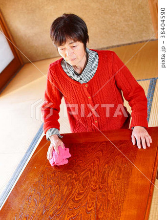 台拭きをしている女性　中高年 38404590
