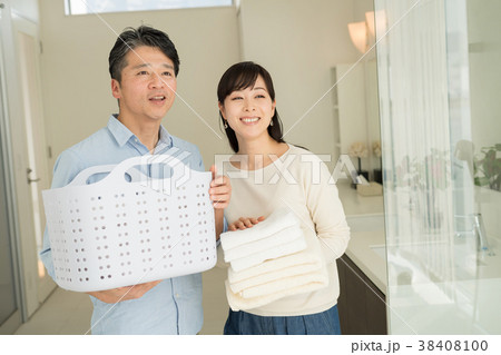 ミドル 夫婦 洗濯 洗面所 ライフスタイル イメージ ミドル 夫婦 洗濯 洗面所 ライフスタイル イメージ 38408100