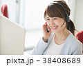 コールセンターで働く女性　オペレーター 38408689