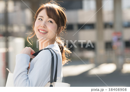 街角のビジネスウーマン 38408908