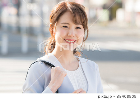 街角のビジネスウーマン 38408909
