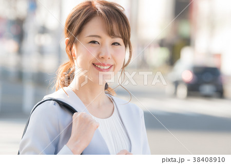 街角のビジネスウーマン 38408910