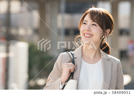 街角のビジネスウーマン　笑顔の女性 38409051