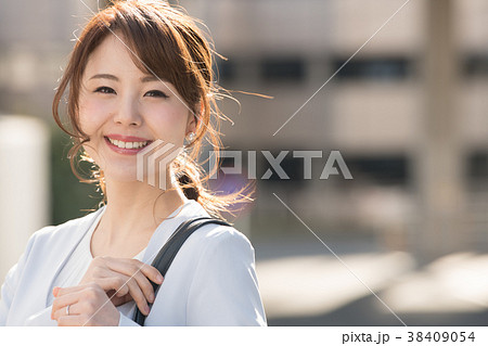 街角のビジネスウーマン 38409054