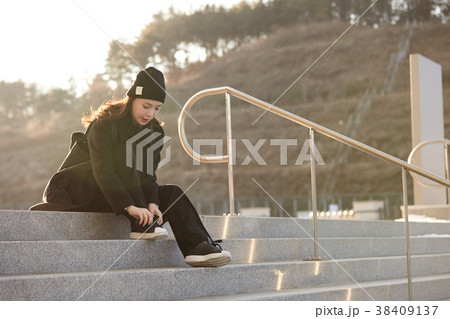 座る 女性 女 38409137