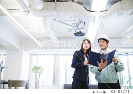 建設　建築　不動産　ビジネス　男性　ビジネスマン 38409271