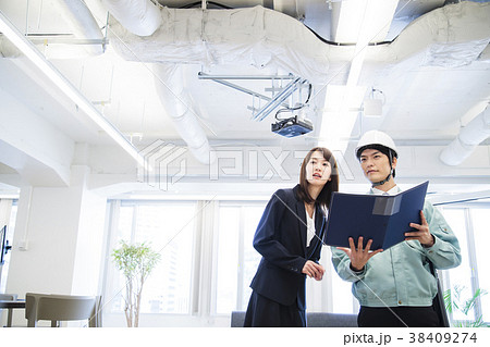 建設　建築　不動産　ビジネス　男性　ビジネスマン 38409274