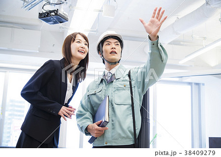 建設　建築　不動産　ビジネス　男性　ビジネスマン 38409279