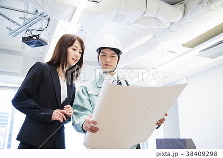 建設　建築　不動産　ビジネス　男性　ビジネスマン 38409298