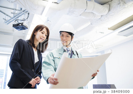 建設　建築　不動産　ビジネス　男性　ビジネスマン 38409300
