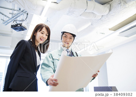 建設　建築　不動産　ビジネス　男性　ビジネスマン 38409302