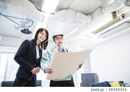 建設　建築　不動産　ビジネス　男性　ビジネスマン 38409304