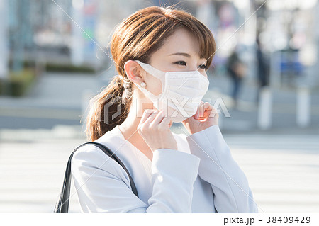 マスクをするビジネスウーマン 38409429