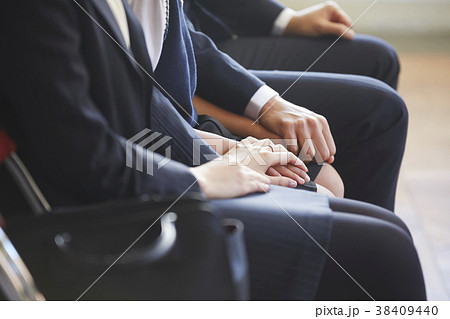 お受験の面接を待つ親子 38409440