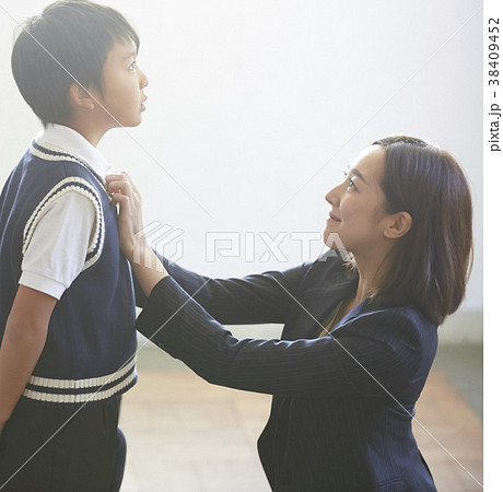 お受験の面接を待つ親子 38409452