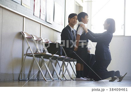 お受験の面接を待つ親子 38409461