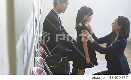 お受験の面接を待つ親子 38409477