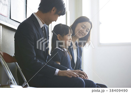 お受験の面接を待つ親子 38409490