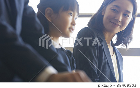 お受験の面接を受ける親子 お受験の面接を受ける親子 38409503