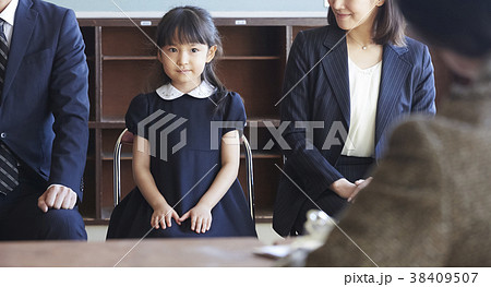 お受験の面接を受ける子ども 38409507
