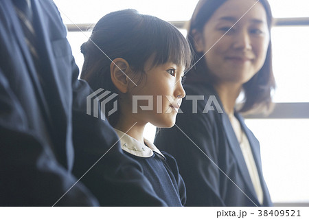 お受験の面接を受ける親子 38409521