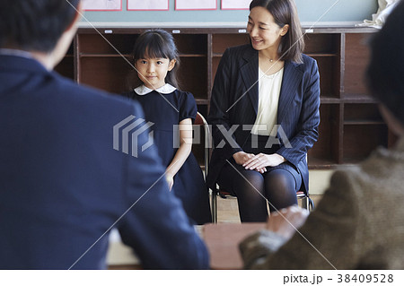 お受験の面接を受ける親子 38409528