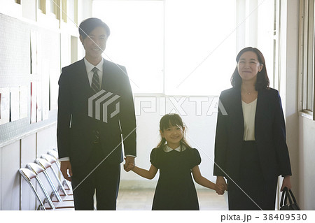 お受験の面接を待つ親子 38409530