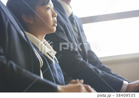 お受験の面接を受ける子ども お受験の面接を受ける子ども 38409535