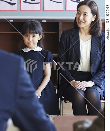お受験の面接を受ける親子 38409548