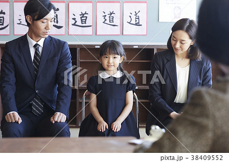 お受験の面接を受ける親子 38409552