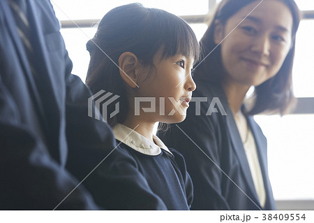 お受験の面接を受ける親子 38409554
