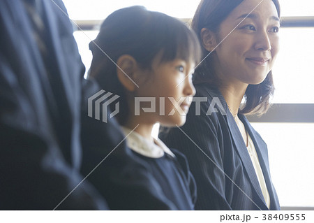 お受験の面接を受ける親子 38409555