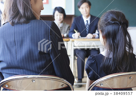 お受験の面接を受ける親子 38409557