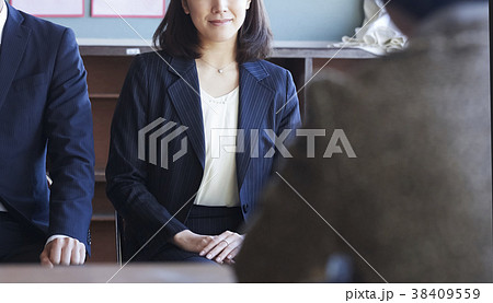 お受験の面接を受ける両親 38409559