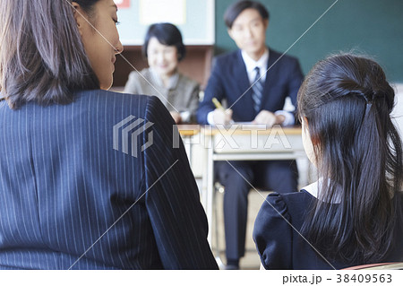お受験の面接を受ける親子 お受験の面接を受ける親子 38409563