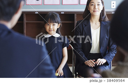 お受験の面接を受ける親子 お受験の面接を受ける親子 38409564