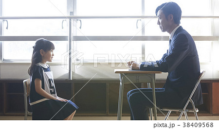 お受験の面接を受ける子ども 38409568