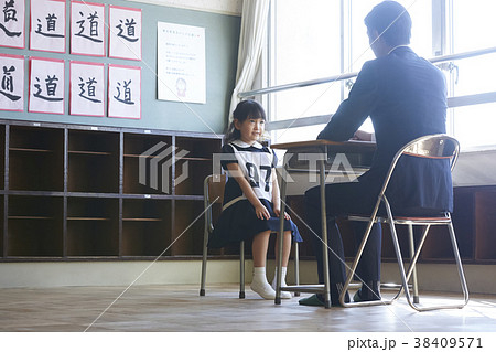 お受験の面接を受ける子ども 38409571