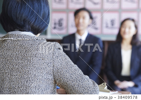 お受験の面接官 お受験の面接官 38409578