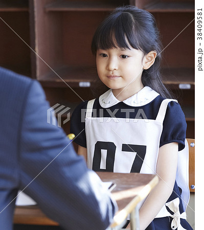 お受験の面接を受ける子ども 38409581