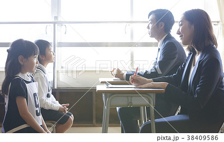 お受験の面接を受ける子ども 38409586