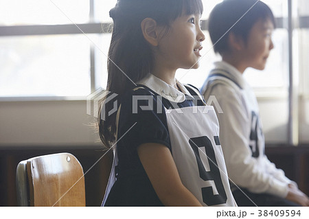 お受験の面接を受ける子ども お受験の面接を受ける子ども 38409594