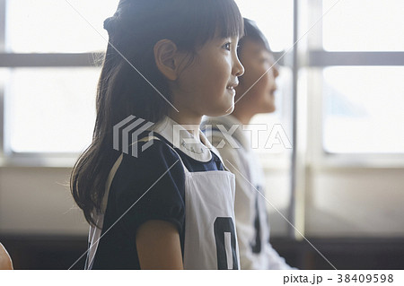 お受験の面接を受ける子ども 38409598