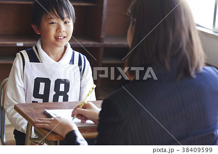 お受験の面接を受ける子ども 38409599