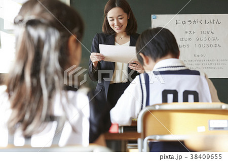 お受験の試験会場 38409655