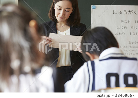 お受験の試験会場 38409667